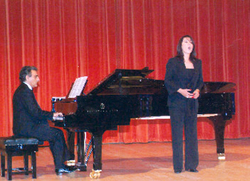 Soprano Ghada Ghanem sings to the music of pianist Ramzi Yassa, during the concert held at the School of Music Concert Hall-University of Cambridge, at the end of the ASCA 20th anniversary celebrations, August 6, 2004
