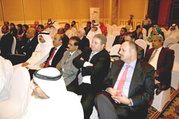جانب من المشاركين في حفل توقيع الاتفاقية– المنامة 2007